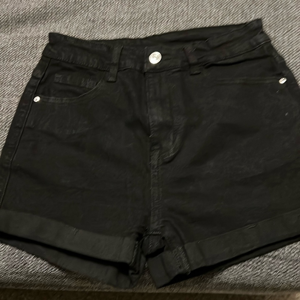 Really cute black jean shorts. I love them but they just didn’t fit me. 💕